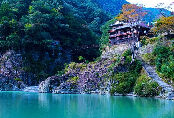 写真：瀞ホテルと和船